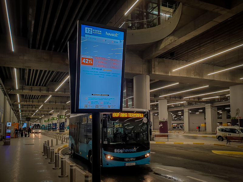 La terminal de buses del aeropuerto internacional de Estambul está en el piso -2.