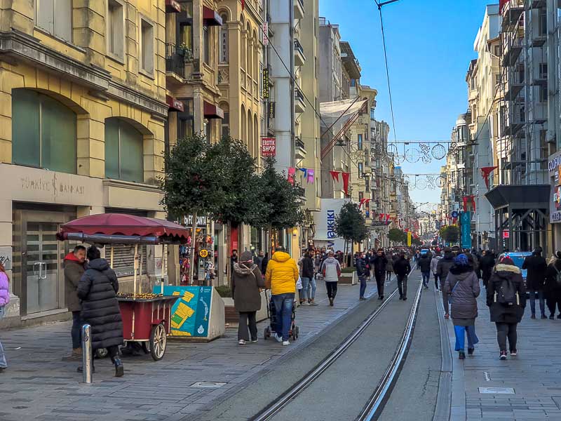 Calle Istiklal İstiklal Caddesi Beyoglu Istanbul rieles del tram
