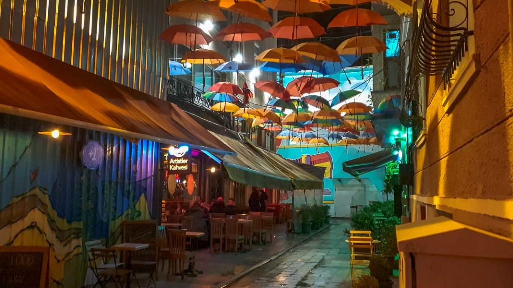 Gazeteci Erol Dernek Sokagi, una peatonal techada de coloridos paraguas y vestida con artísticos murales. istanbul