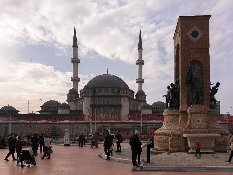 Plaza Taksim, monumento a la República fundada por Atatürk y Mezquita Taksim.