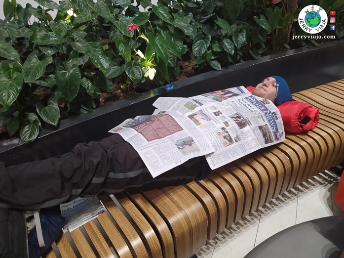Diego durmiendo en el aeropuerto de Estambul