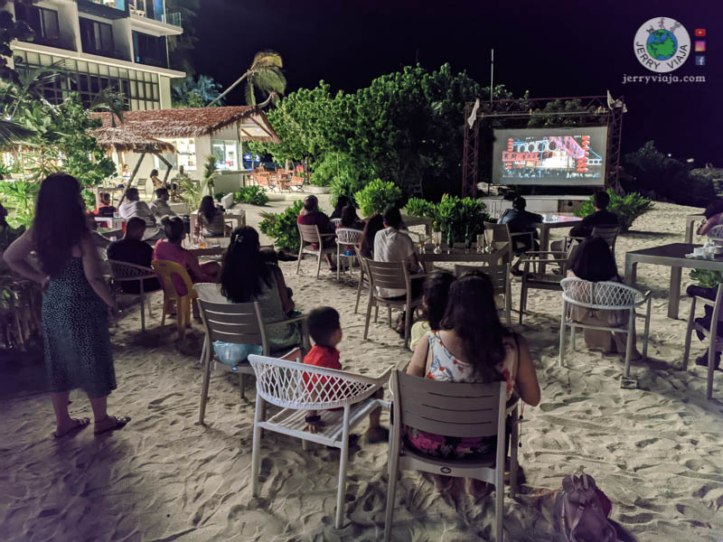 movie proyector Bikini Beach de Maafushi. Maldives Islands Kaani Hotels